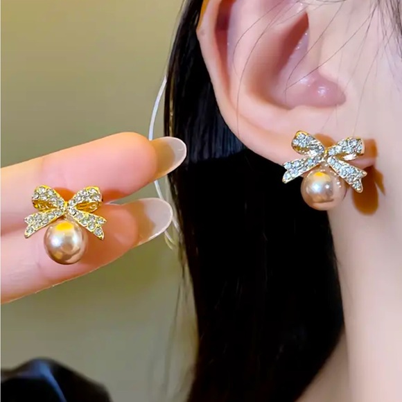 EARRINGS DELICATE BOW WITH IMITATION PEARL DESIGN STUD - Picture 6 of 6